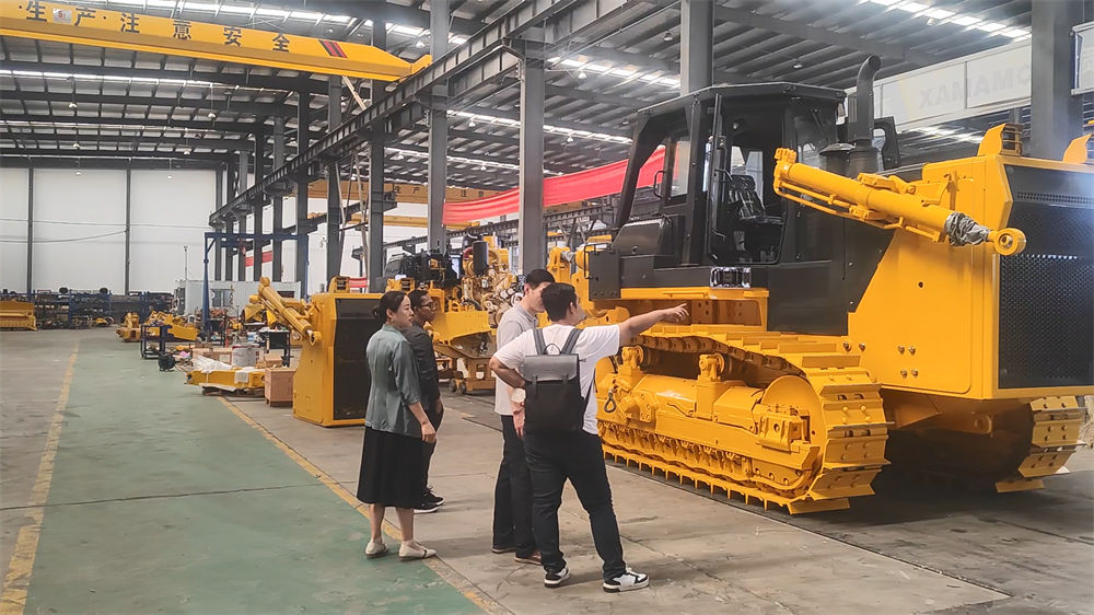 Clientes de Indonesia visitan la fábrica de excavadoras en Jining, China