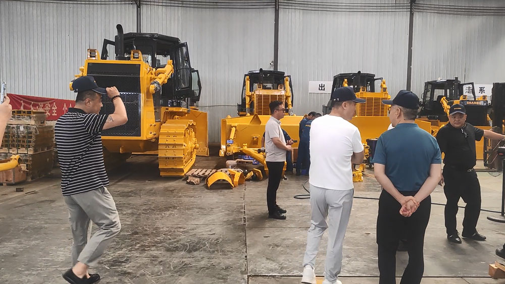 Clientes nacionales visitan la fábrica para comprar el bulldozer SD46 y la excavadora SH220
