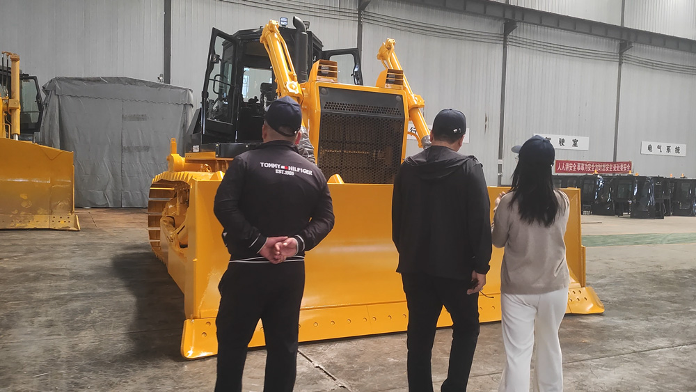 ¡Bienvenida a los clientes de Uzbekistán a nuestra fábrica de bulldozers chinos!