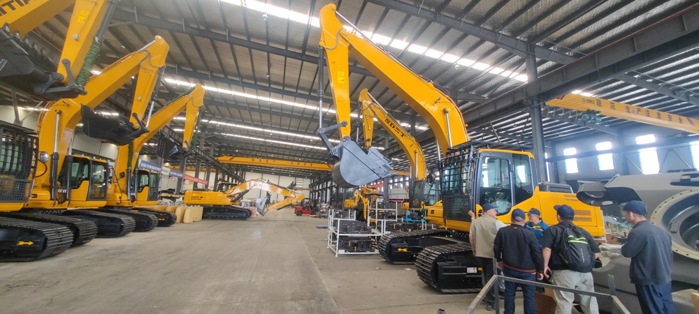Clientes de Argelia visitan la fábrica china de excavadoras y bulldozers, obtienen pedidos de los bu