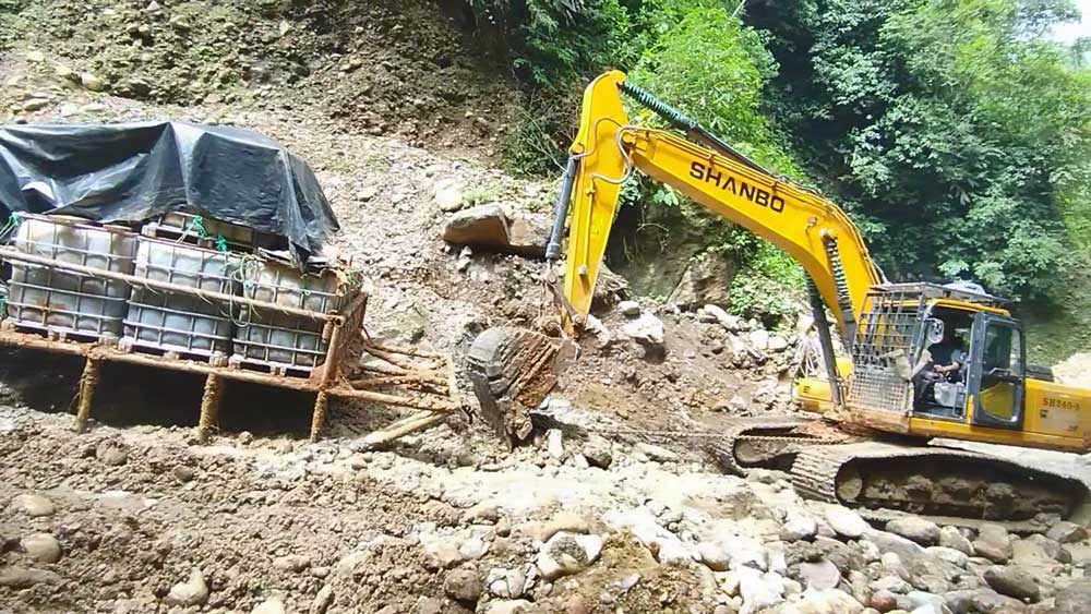 SH240-8 excavadora de oruga atraviesa terrenos pantanosos de la selva amazónica para transportar mer