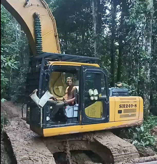 La excavadora de orugas SH240-8 de potencia probada atraviesa bosques pantanosos, ríos y deslizamien