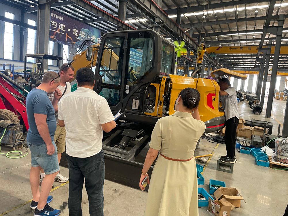 Clientes de Polonia visitan la fábrica de excavadoras y bulldozers en China