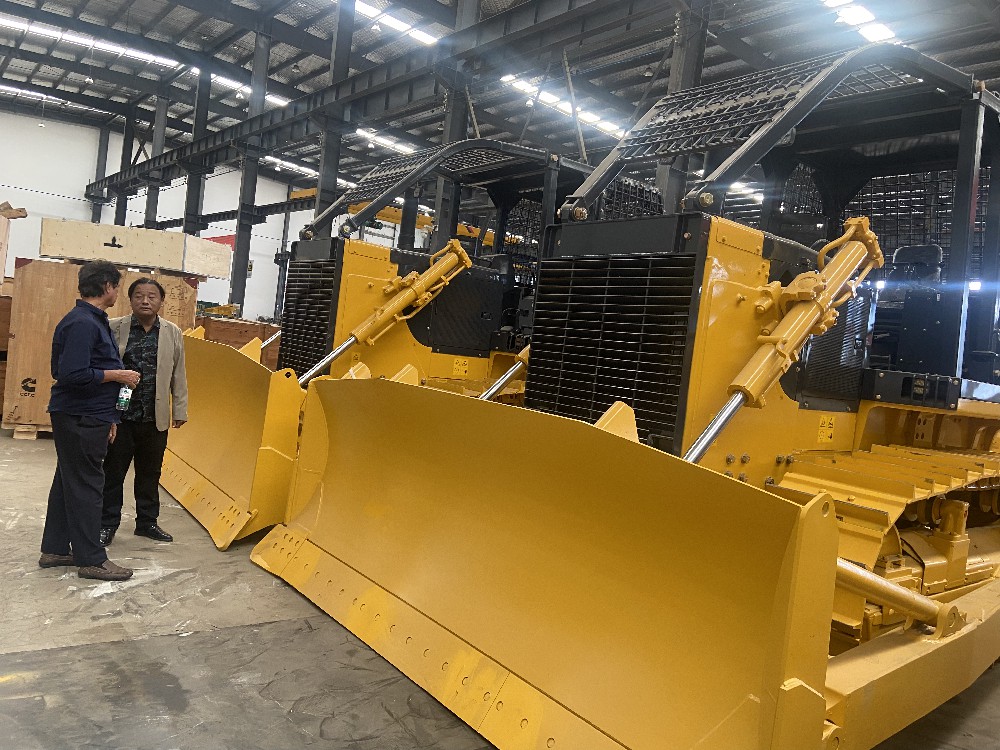 Clientes de Bangladesh visitan la fábrica de bulldozers chinos y adquieren el bulldozer SD22F de 235