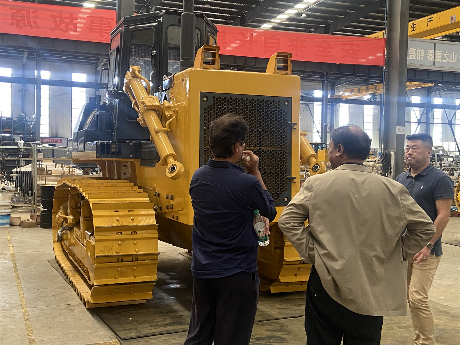 Clientes visitan la fábrica de bulldozers