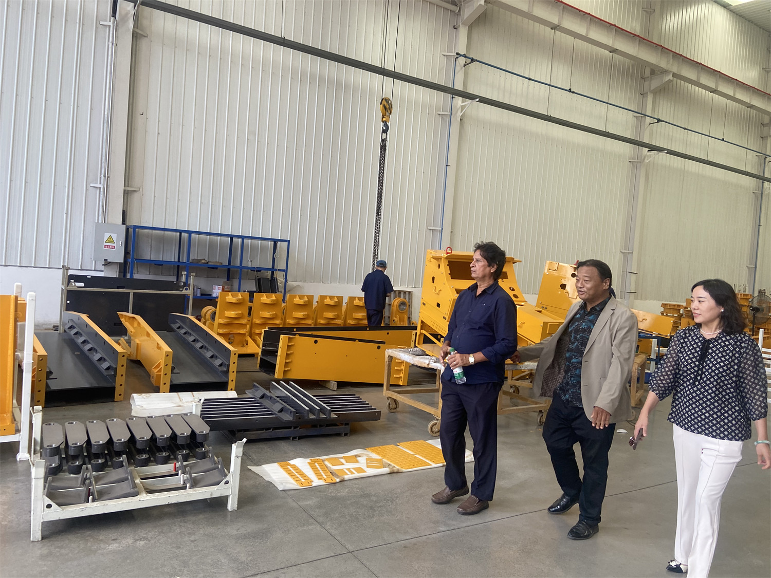 Clientes de Bangladesh visitan la fábrica de bulldozers