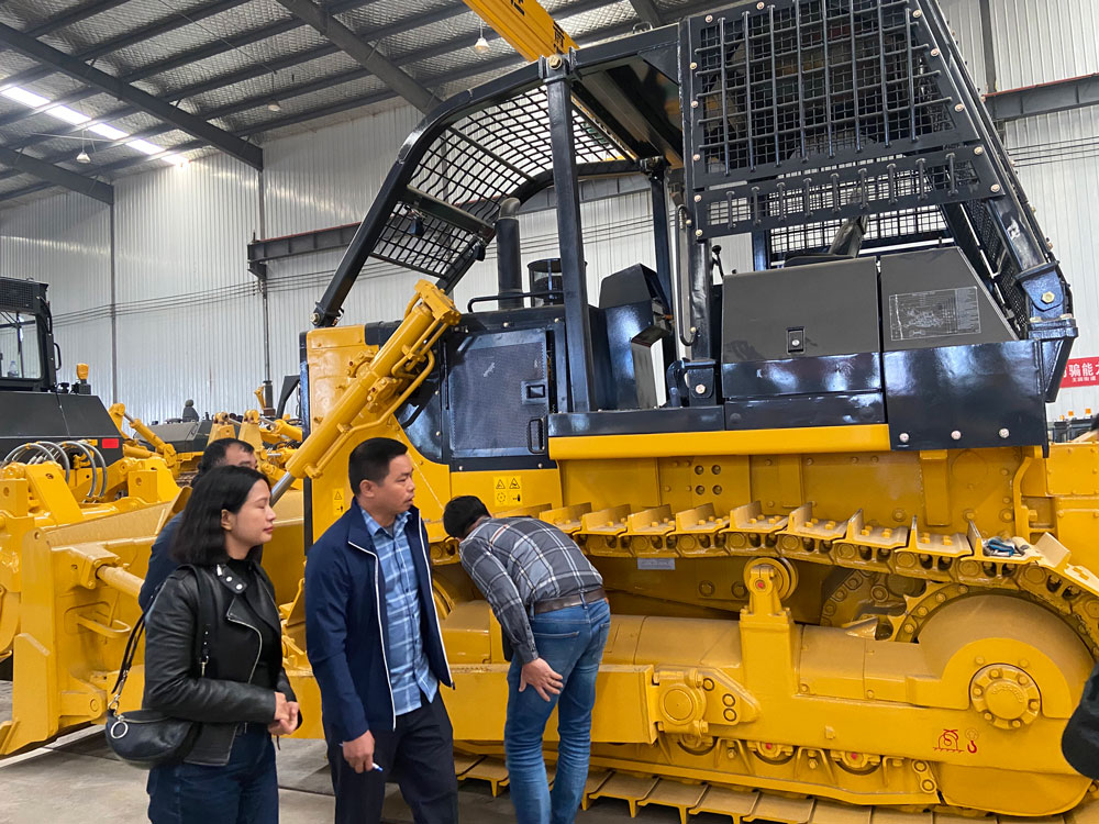 Clientes vietnamitas visitan la línea de producción de bulldozers chinos y ordenan el bulldozer SD22