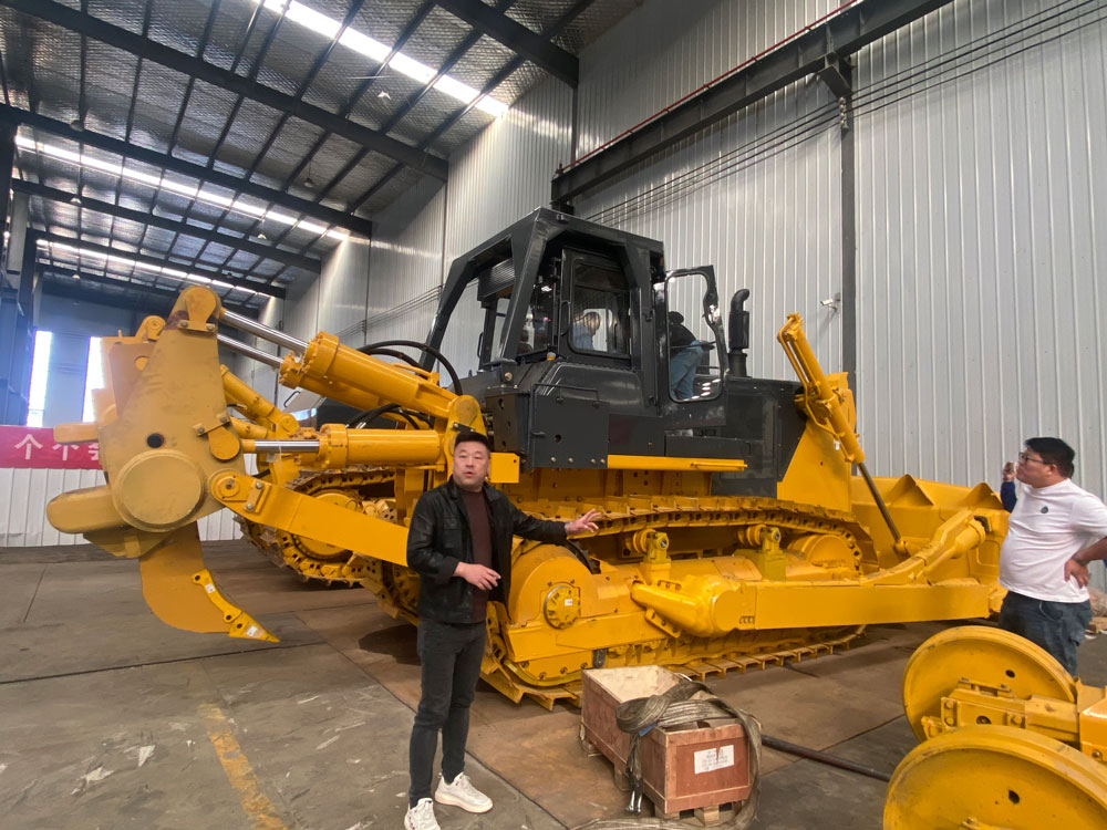 Cliente ruso visita la fábrica de bulldozers chinos para comprar el pedido del bulldozer SD32 y acce