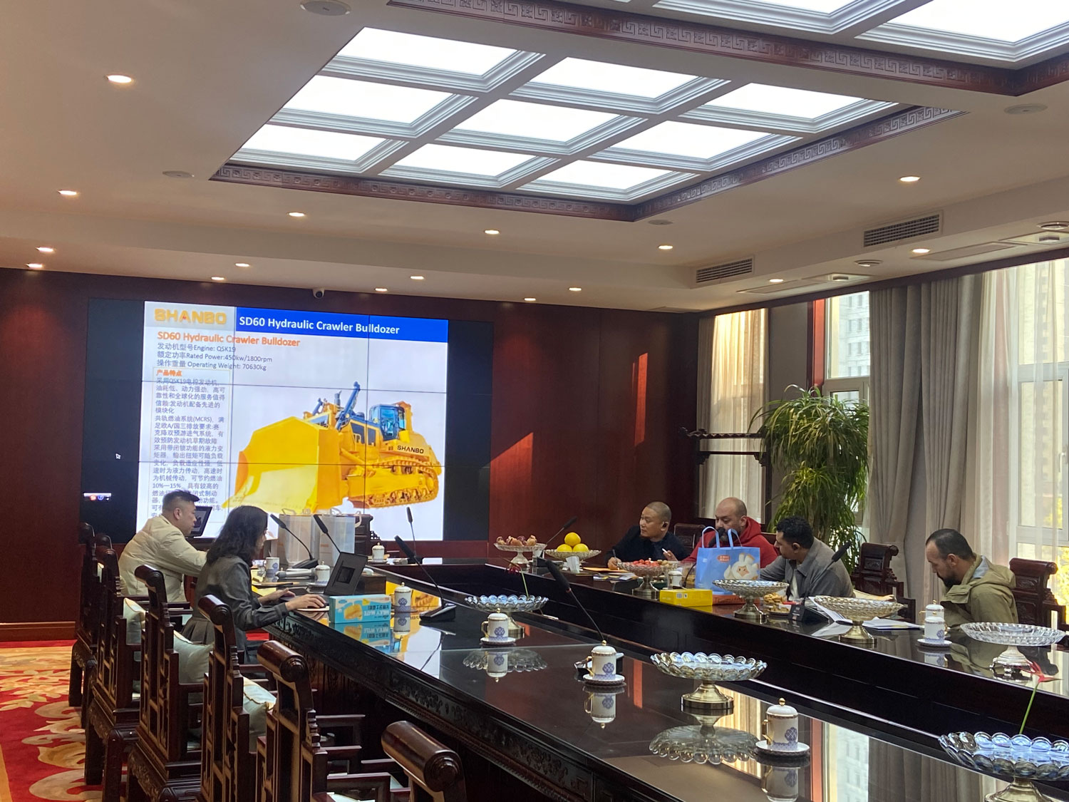 Firma del contrato de bulldozer D60 con cliente ruso