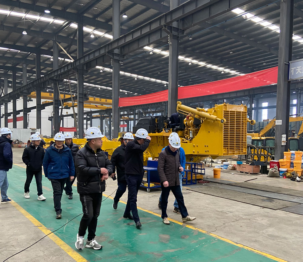 Clientes chinos visitan la fábrica de bulldozers y las instalaciones de producción, consultan y adqu