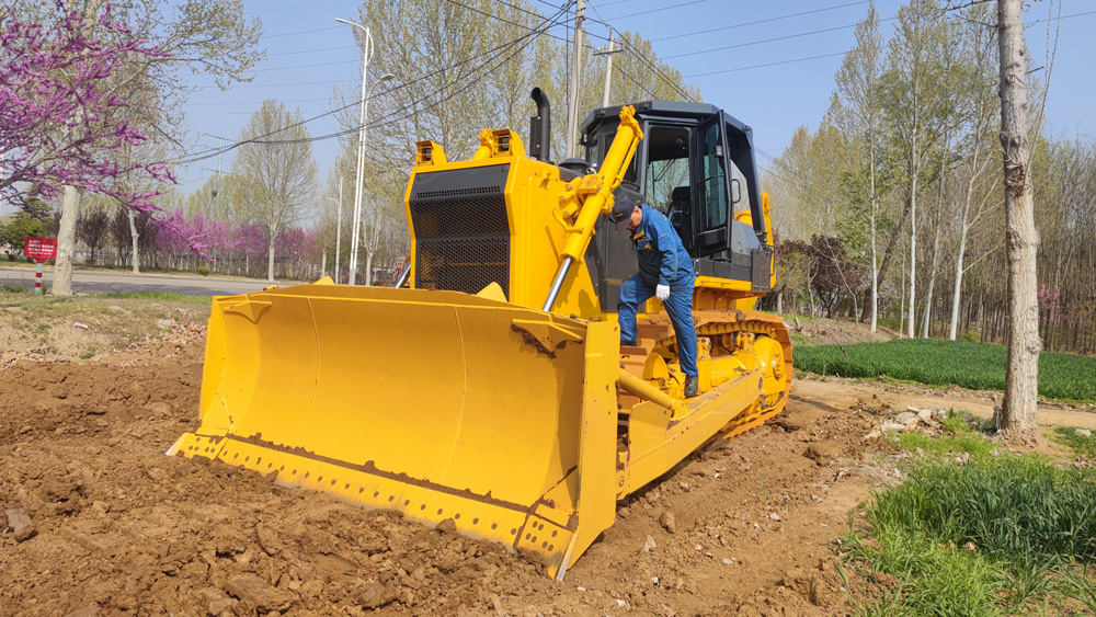 El poderoso SD22 bulldozer realiza pruebas en campos bajo condiciones de buen tiempo