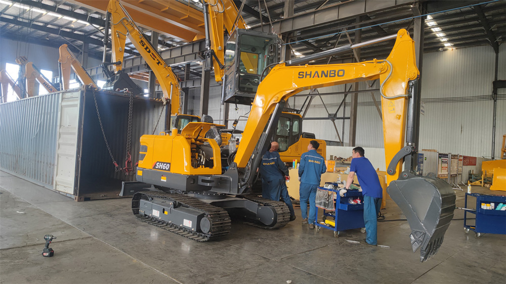SH60 excavadora de oruga enviada a Polonia: el equipo de la fábrica trabaja horas extras para comple