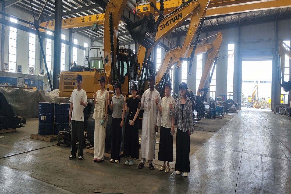 Clientes africanos visitan fábrica de excavadoras para una inspección en el lugar y verifican la cap