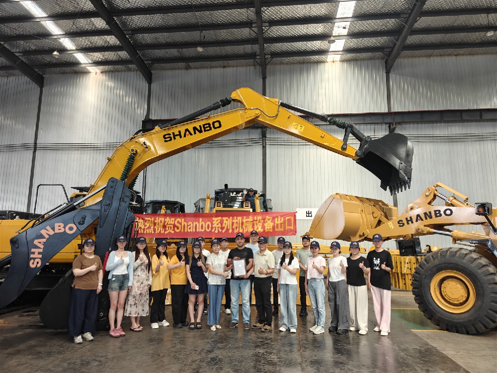 Representante de Armenia visita la fábrica de maquinaria pesada y firma formalmente el acuerdo de re