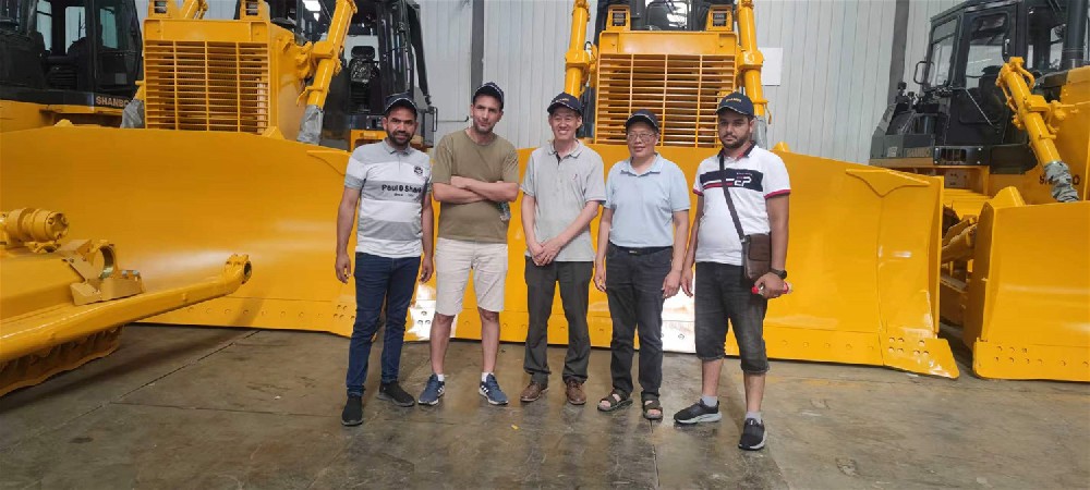 Clientes de Argelia visitan la fábrica para comprar bulldozers con orugas, análisis completo de las 